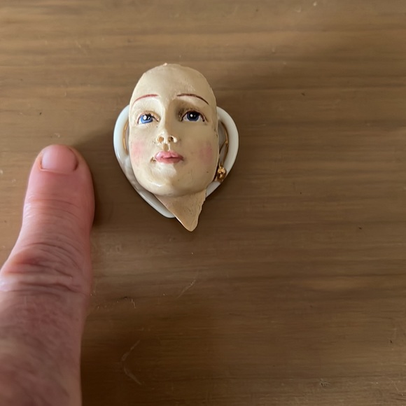 Porcelain doll face pin - Picture 3 of 3